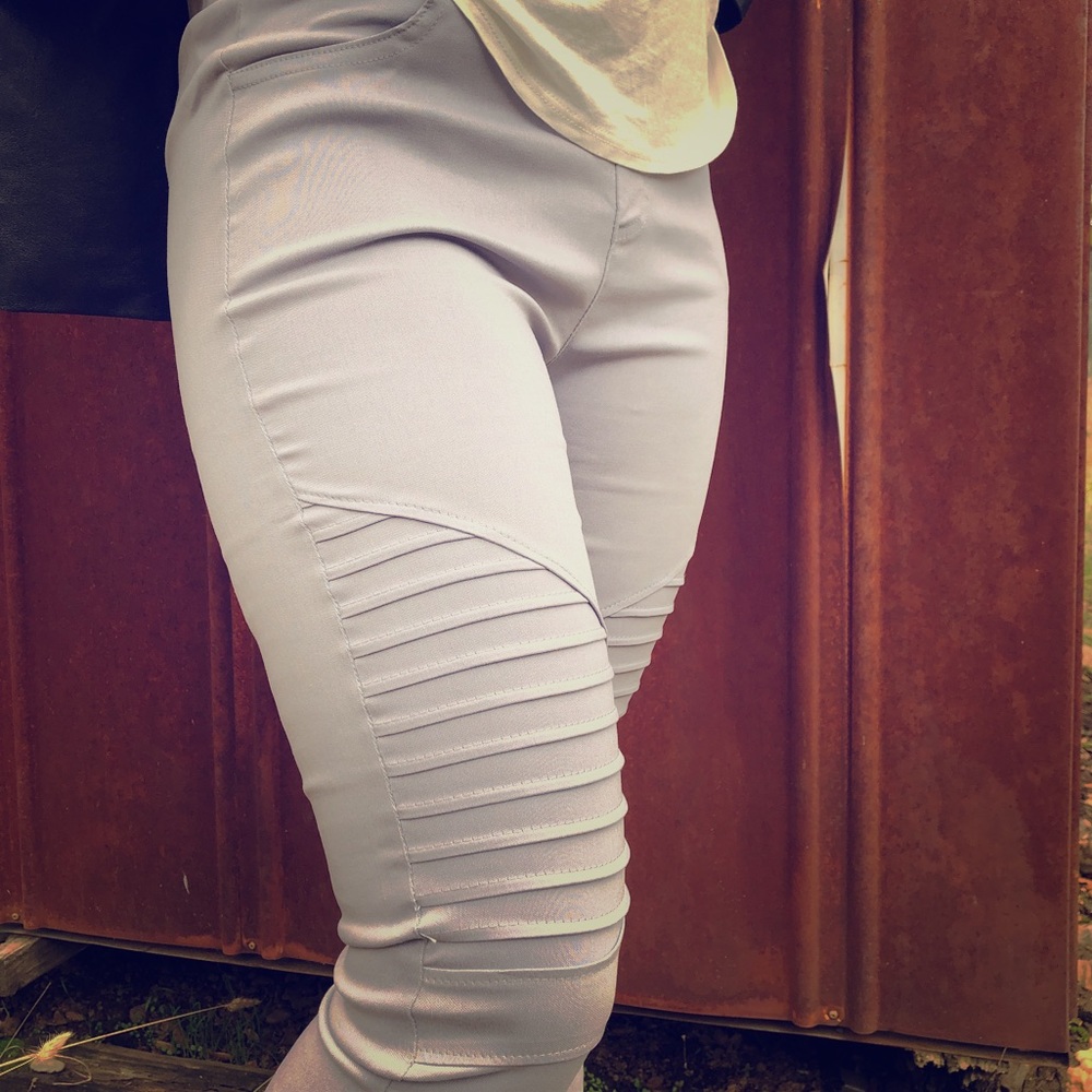 Maternity moto leggings
